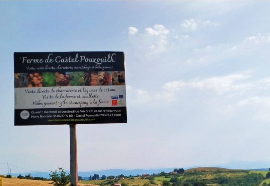 panneau entrée de la ferme de Castel Pouzouilh vente directe à la ferme charcuterie fruits et légumes de saison, cueillette à la ferme, visite